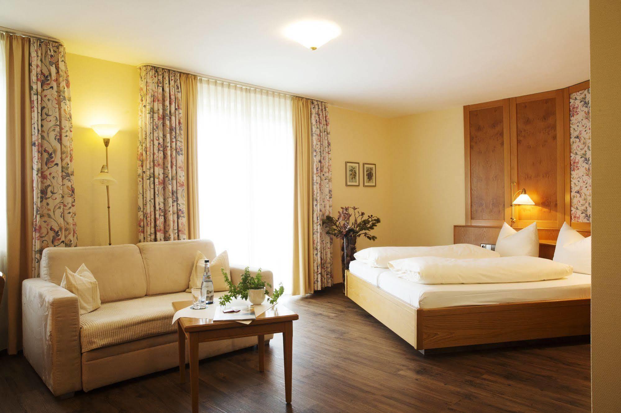Hotel & Restaurant Dornweiler Hof Illertissen Bagian luar foto