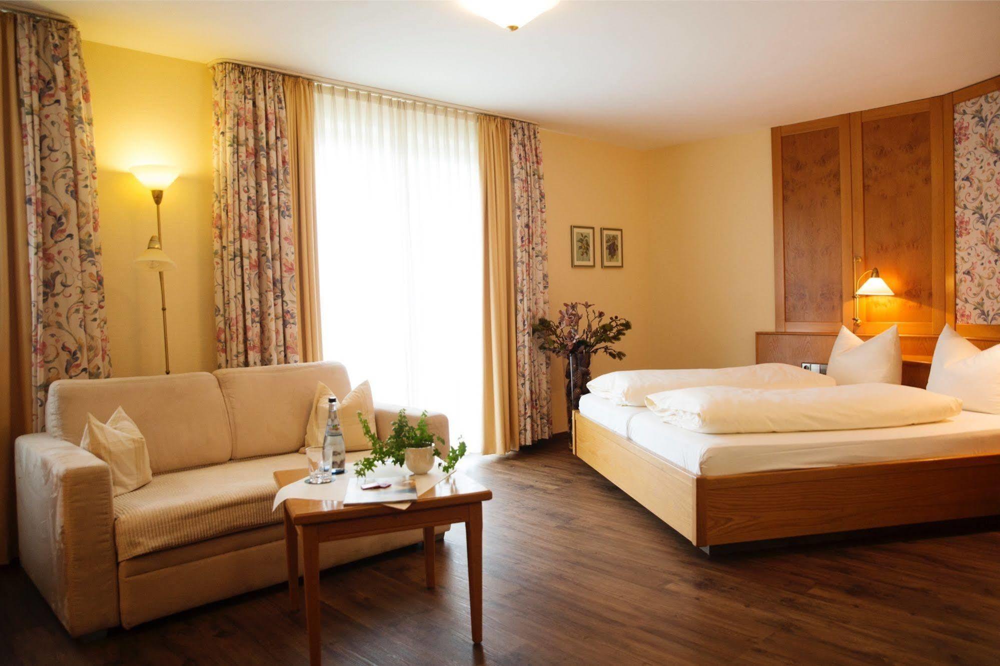 Hotel & Restaurant Dornweiler Hof Illertissen Bagian luar foto