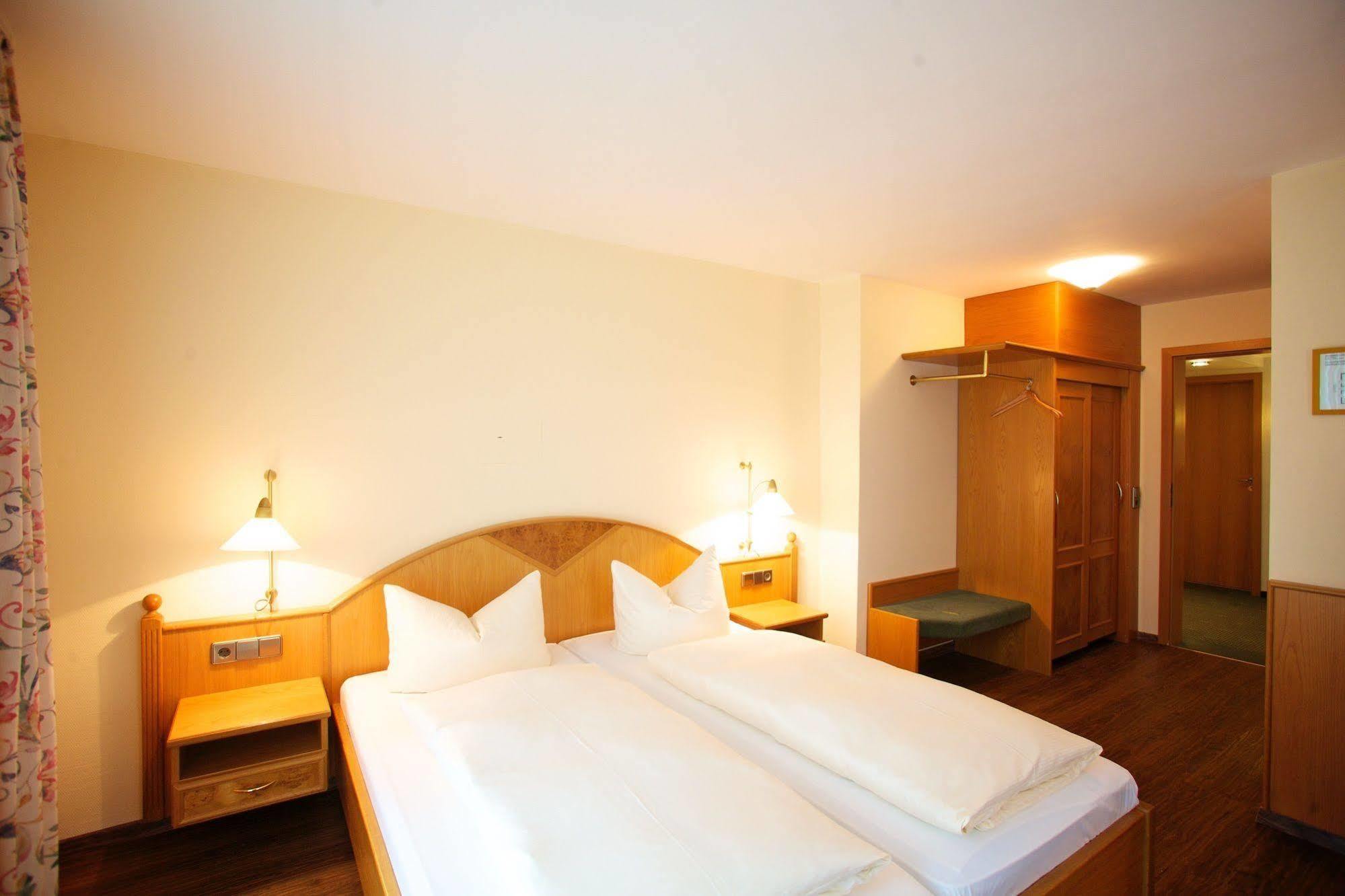 Hotel & Restaurant Dornweiler Hof Illertissen Bagian luar foto